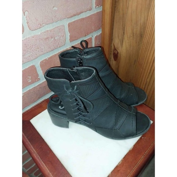 JC black boot espadrille sandals.  Size 8.5 - Picture 2 of 4